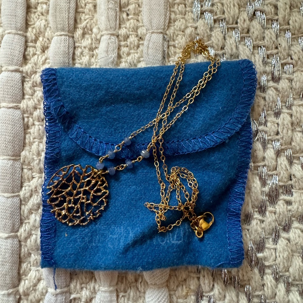 Catherine Weitzman Coral Necklace 💙